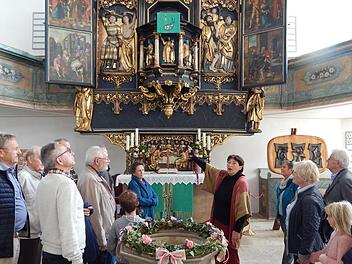 Kirchenführerin Karla Fohrbeck zeigte die Schönheiten der Dreifaltigkeitskirche in Neudrossenfeld mit dem Kanzelaltar, dem Stuck, dem wundervollen farbenprächtigen Deckengemälde und den Ledertapeten in der Adelsloge. Foto: Horst Wunner