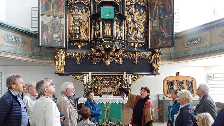 Kirchenführerin Karla Fohrbeck zeigte die Schönheiten der Dreifaltigkeitskirche in Neudrossenfeld mit dem Kanzelaltar, dem Stuck, dem wundervollen farbenprächtigen Deckengemälde und den Ledertapeten in der Adelsloge. Foto: Horst Wunner