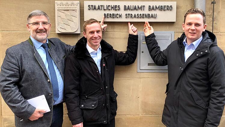 Waren nach dem Besuch im Staatlichen Bauamt optimistisch, dass der Neubau der Staatsstra&szlig;e 2205 zwischen Coburg und Wiesenfeld schnell vor geht: Michael Busch, Bernd H&ouml;fer und Tobias Ehrlicher (von links).privat