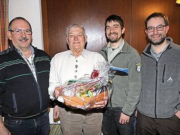 Ortsobmann Heinz Söhnlein wurde von WBV-Vorsitzenden Bernhard Roppelt (links) verabschiedet. Mit auf dem Bild WBV-Geschäftsführer Matthias Koch (rechts) und Revierleiter und Förster Daniel Schenk (2. v. r.)  Foto: Mathias Erlwein