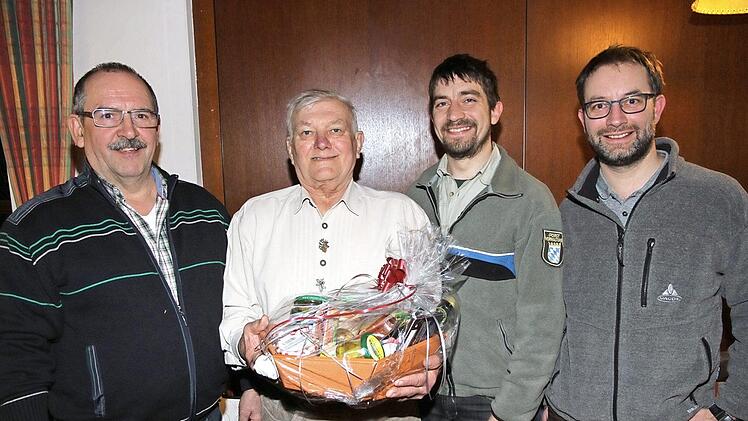 Ortsobmann Heinz Söhnlein wurde von WBV-Vorsitzenden Bernhard Roppelt (links) verabschiedet. Mit auf dem Bild WBV-Geschäftsführer Matthias Koch (rechts) und Revierleiter und Förster Daniel Schenk (2. v. r.)  Foto: Mathias Erlwein
