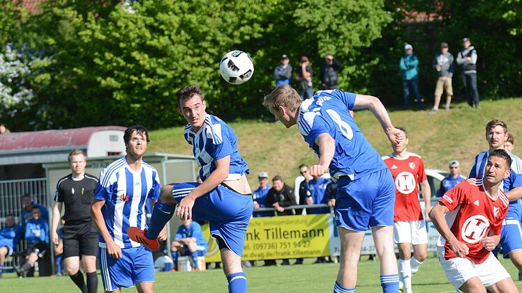 Szene aus dem Totopokalspiel des SV Aura (in blau) gegen den FC 06 Bad Kissingen (0:3).ssp