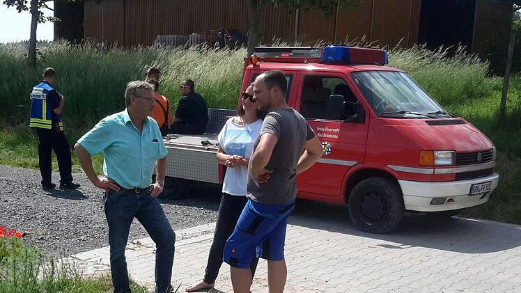 Der Zeitlofser Bürgermeister Wilhelm Friedrich (links) unterhält sich mit den Pferdehofbetreibern Charlotte und Hendrik Kiefner über den Übungsablauf.Rolf Pralle