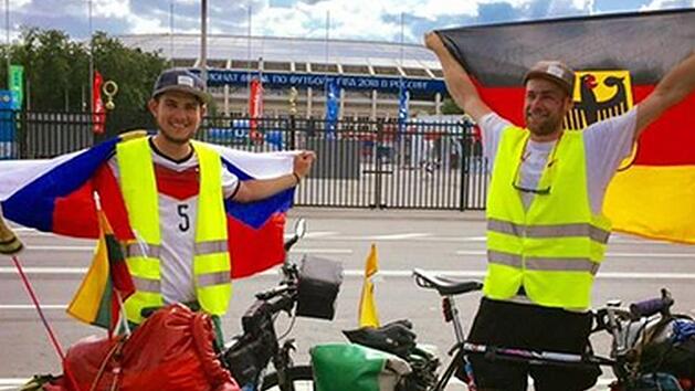 Bastian Heimberger (links) und Albert Liebermann haben es geschafft. Sie sind von Coburg nach Moskau geradelt. privat