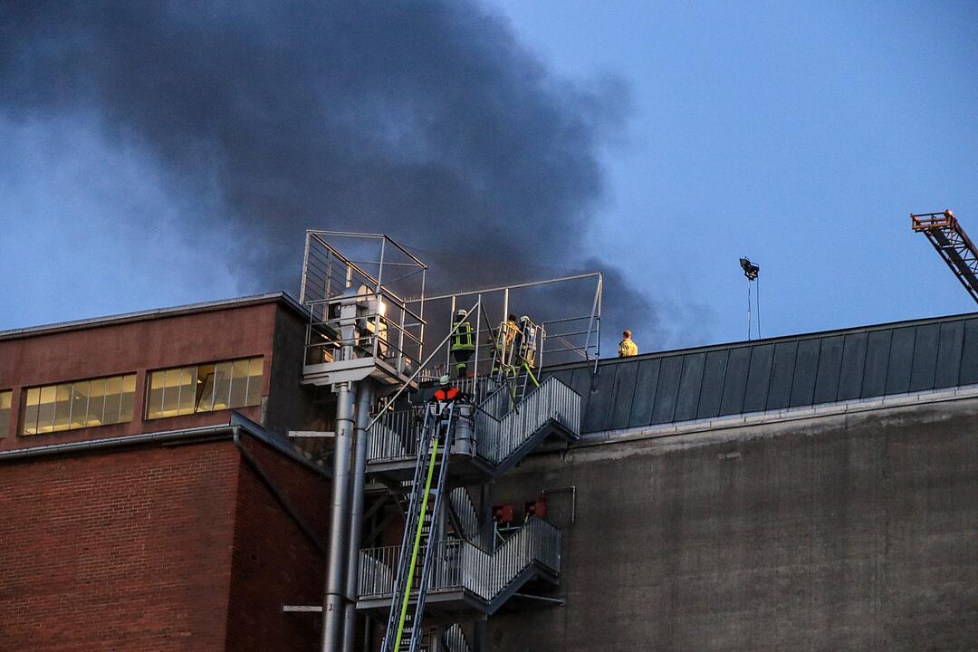 Malzfabrik Weyermann in Bamberg in Flammen: Einsatzkräfte kämpfen stundenlang gegen das Feuer