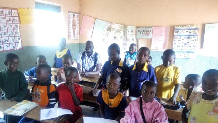 Die II. Klasse der Sky Standard Nursery & Primary School in Kalagi. Schraudt