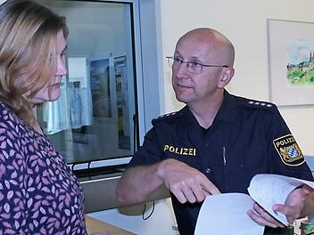 Polizeihauptkommissar Gerald Storath stellt in dieser fiktiven Szene ein Gespräch nach: Jemand beschwert sich bei der Polizeistation in Bad Staffelstein darüber, dass ein Sachverhalt angeblich ganz anders gewesen sei wie von der Polizei dargestellt. Den Vogel schoss einmal ein 21-Jähriger ab. Der junge Mann beschwerte sich, dass die Polizei ihn in einem Pressebericht über sein Schwarzfahren als 22-Jährigen benannte - er wollte ernsthaft die Richtigstellung seines wahren Alters erwirken. Foto:...