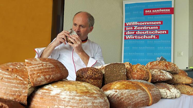 Prüfer Manfred Stiefel vom Zentralverband des Deutschen Bäckerhandwerks testet Brote und Stollen der Mitglieder*innen der Bäckerinnungen Kronach, Coburg und Lichtenfels.