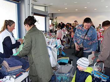 Der Kinderkleiderbasar im Frühjahr 2017 in der Georgi-Kurhalle war gut besucht. Foto: Julia Raab/Archiv