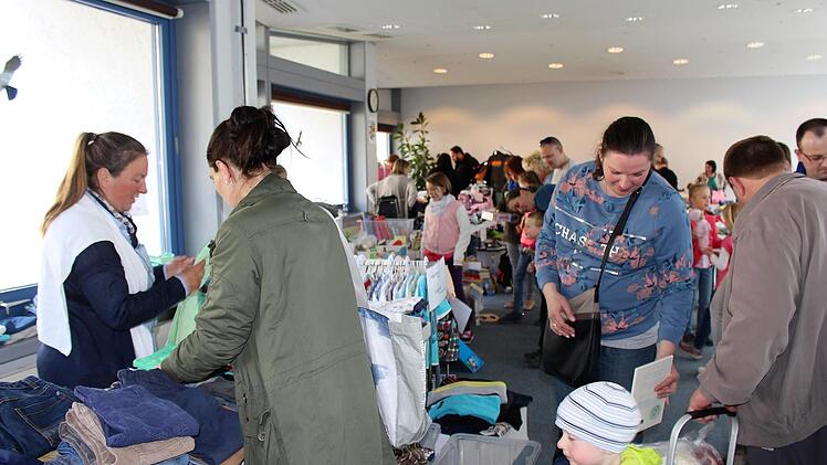 Der Kinderkleiderbasar im Frühjahr 2017 in der Georgi-Kurhalle war gut besucht. Foto: Julia Raab/Archiv