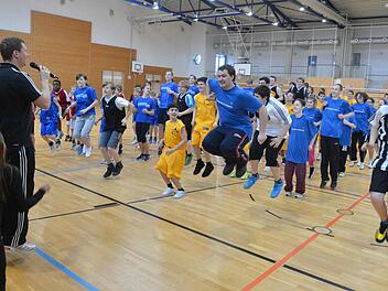 Bevor es mit Spielern und Trainern der Brose Baskets an die verschiedenen Stationen ging, wärmte man sich gemeinsamen auf. Fotos: Ronald Rinklef