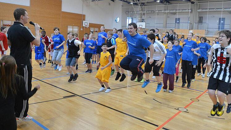 Bevor es mit Spielern und Trainern der Brose Baskets an die verschiedenen Stationen ging, wärmte man sich gemeinsamen auf. Fotos: Ronald Rinklef
