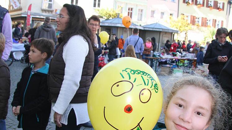 Noemi hatte Spaß beim Luftballon-Bemalen.