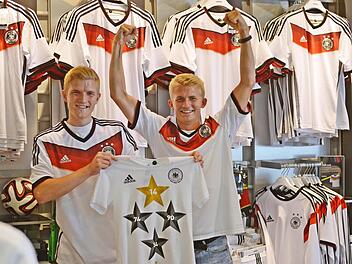 Alexander und Magnus jubeln über den vierten Stern - leider noch ohne das aktualisierte Adidas-Trikot. Foto: Pelke