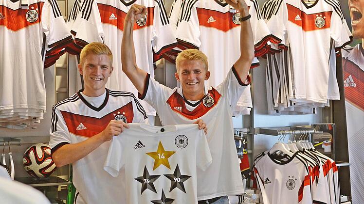 Alexander und Magnus jubeln über den vierten Stern - leider noch ohne das aktualisierte Adidas-Trikot. Foto: Pelke