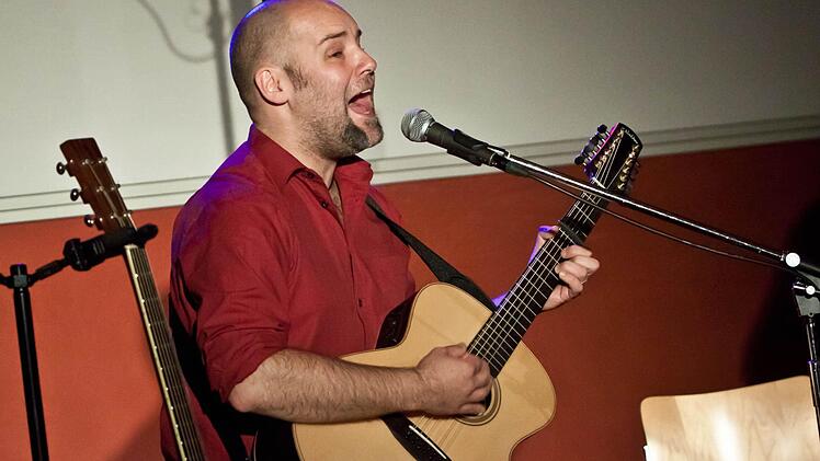 Christian "Krishn" Kypke beeindruckte das Publikum nicht nur als Gitarrenvirtuose, sondern ebenso auf der Sitar und der Langhalslaute Dutar.