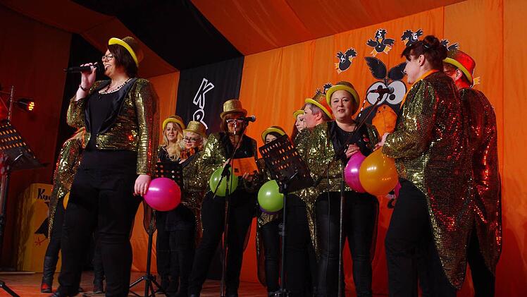 Die Krouha schmetterten mit Helium-Stimmen Helene Fischers Tophit "Atemlos". Foto: Heike Schülein