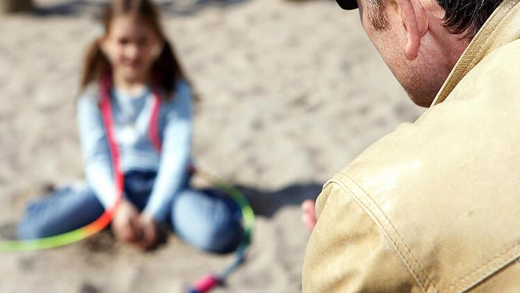Ein 22-Jähriger soll einem fünfjährigen Mädchen auf einem Kinderspielplatz in Neustadt einen Klaps auf den Hintern gegeben haben. Symbolfoto: Jörg Lange/dpa