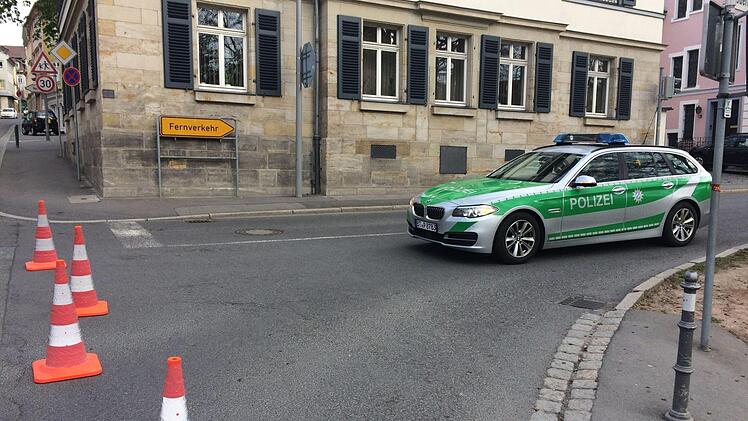 Viele Straßen rund ums Coburger Justizgebäude wurden aufgrund der Bombendrohung gesperrt. Foto: Berthold Köhler