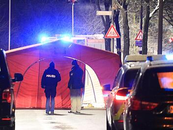 In Stein im Landkreis F&uuml;rth entdeckten Passanten einen toten Mann auf der Stra&szlig;e. Er war &uuml;berfahren worden, der Unfallfahrer beging Fahrerflucht. Foto:  News5