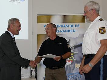 Andreas Großmann zeichneten Polizeipräsident Udo Skrzypczak (rechts) und OB Frank Rebhan aus. Foto: Manja von Nida