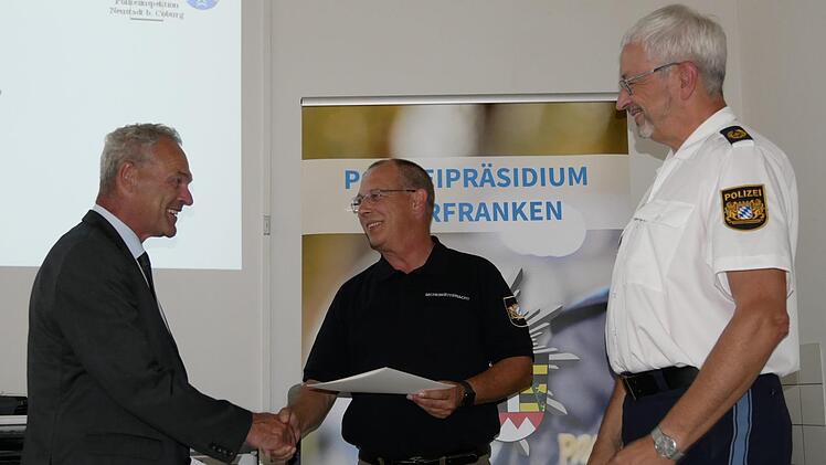 Andreas Großmann zeichneten Polizeipräsident Udo Skrzypczak (rechts) und OB Frank Rebhan aus. Foto: Manja von Nida