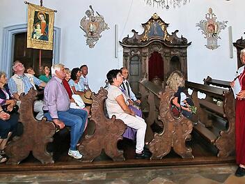 Um Dichtung, Wahrheit und Legende im Heimatspiel ging es bei einer Stadtführung mit Rosina Eckert (rechts). Auch in der Klosterkirche machte die Gruppe Station. Foto: Dieter Britz