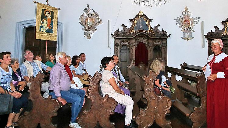Um Dichtung, Wahrheit und Legende im Heimatspiel ging es bei einer Stadtführung mit Rosina Eckert (rechts). Auch in der Klosterkirche machte die Gruppe Station. Foto: Dieter Britz