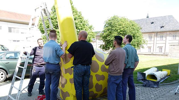 Die Arbeit an der lebensgro&szlig;en Giraffe macht den H&auml;ftlingen Freude, weil sie den guten Zweck erkennen. Foto: Marion Kr&uuml;ger-Hundrup