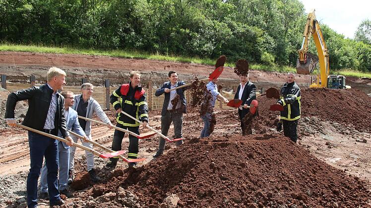 Der offizielle Spatenstich für das neue Feuerwehrhaus der Feuerwehr Creidlitz ist erfolgt. Für Oberbürgermeister Dominik Sauerteig (5. von links) war es der erste Spatenstich als Stadtoberhaupt. Er nahm ihn zusammen mit den Bauverantwortlichen und Vertretern der Feuerwehr Coburg vor. Feuerwehrkommandant Andreas Becker (4. von links) freut für seine Aktiven, bald bessere Bedingungen zu haben.  Foto: Michael Stelzner