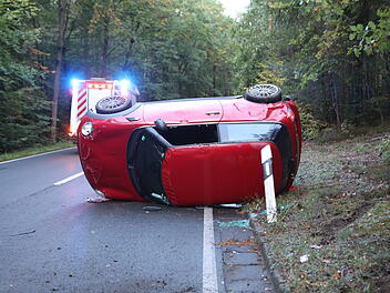 Mini &uuml;berschl&auml;gt sich und kommt auf Seite zum Liegen