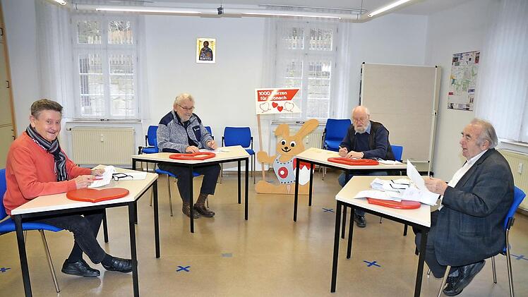 Die Sozialexperten von "1000 Herzen für Kronach" prüfen jeden Antrag auf Bedürftigkeit genau (von links): Gerhard Burkert-Mazur, Gerd Mencl, Wolfgang Eckert-Hetzel und Heinz Hausmann. Foto: K.- H. Hofmann