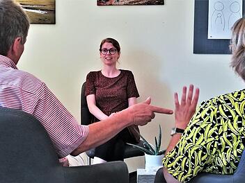 Wie in dieser gestellten Szene helfen Diplom-Psychologin Monika Ringleb (Mitte) sowie die Religionspädagogen Sylvia Amthor und Konrad Ziegler bei schwierigen Beziehungsproblemen.