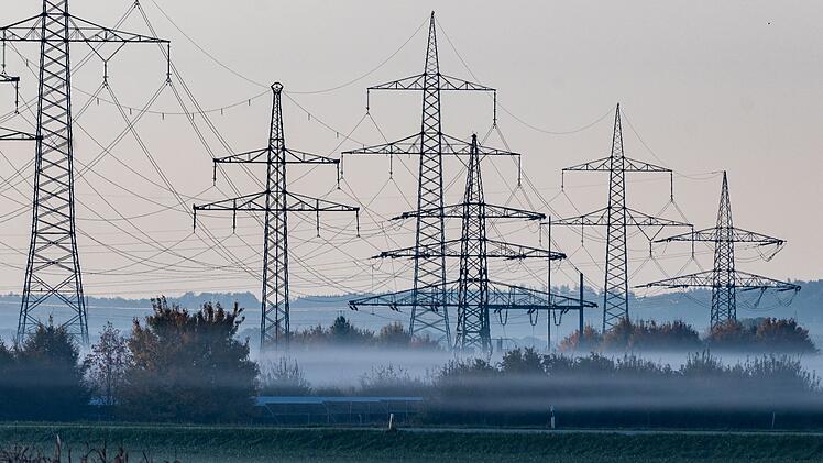 Strommasten im Morgennebel