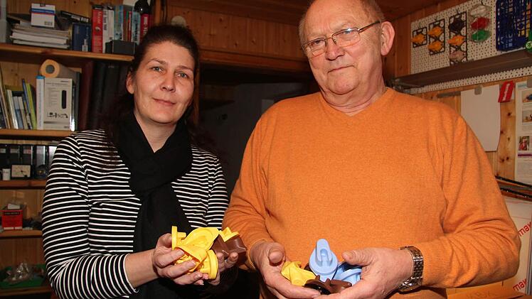 Barbara Köbke (43) und Eberhard Köbke (76) zeigen ihre Erfindung: den Kaffeesahne-Öffner.