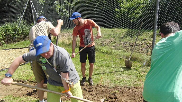 Behinderte und Nichtbehinderte packten gemeinsam an.