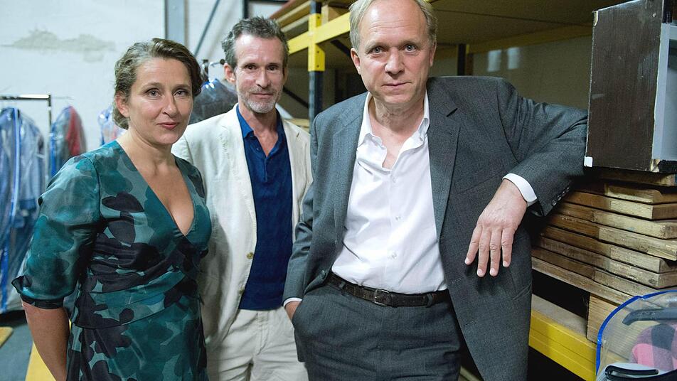 Die Schauspieler Barbara Philipp, Ulrich Matthes (Mitte) und Ulrich Tukur (als Kommissar Felix Murot) spielten die Hauptrollen im Tatort "Im Schmerz geboren". Foto: Boris Rössler/dpa