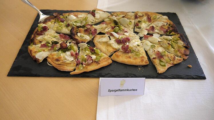 Der Spargel-Flammkuchen. Foto: Berthold Köhler
