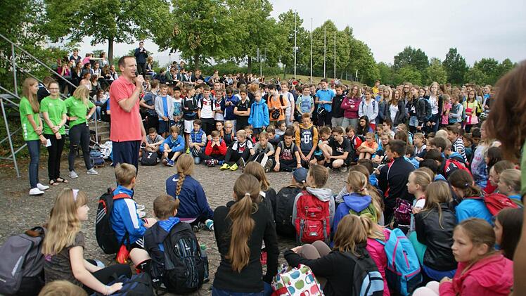 Ging mit gutem Beispiel voran: Stellvertretender Landrat Michael Ziegler dankte den Schülern für ihren Einsatz und ging selbst auf die Strecke.