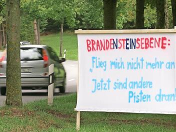 Seit einigen Tagen hängen in den Stadtteilen Rögen, Lützelbuch und Seidmannsdorf zahlreiche Protest-Plakate gegen einen Ausbau der Brandensteinsebene. Doch die Gegner eines Flugplatz-Neubaus wollen den jetzt auch nicht mehr. Foto: Christoph Winter