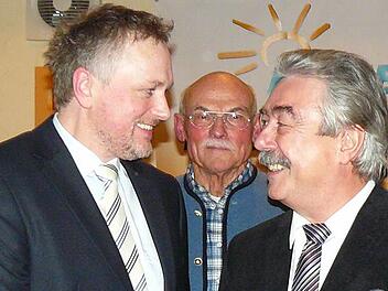 Die Freude ist inzwischen getrübt: Bei der Nominierung von Markus Weigel (links) als Bürgermeister-Kandidat der Wählergemeinschaft Untersteinach (WGU) 2014 gratulierten Philipp Simon Goletz (rechts) und Ehrenvorsitzender Alfred Vießmann. Foto: Archiv/Klaus-Peter Wulf