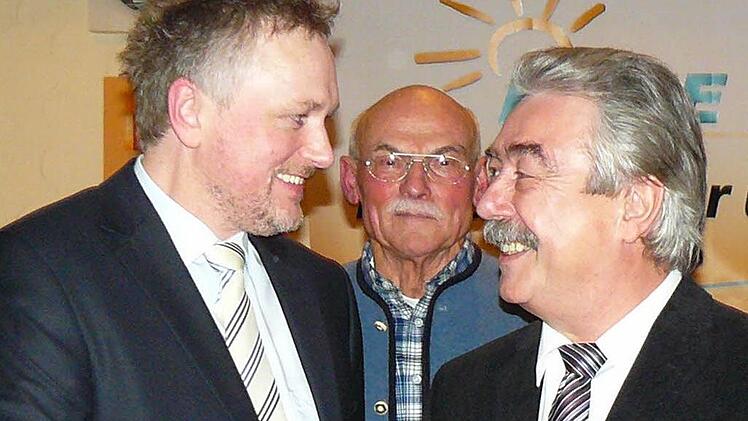 Die Freude ist inzwischen getrübt: Bei der Nominierung von Markus Weigel (links) als Bürgermeister-Kandidat der Wählergemeinschaft Untersteinach (WGU) 2014 gratulierten Philipp Simon Goletz (rechts) und Ehrenvorsitzender Alfred Vießmann. Foto: Archiv/Klaus-Peter Wulf