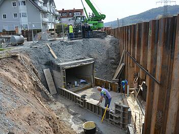 Eine eindrucksvolle Baustelle: Nahe der Pörbitscher Brücke wird das Regenüberlaufbecken durch die Spundwand des neuen Damms hindurch mit der Flutmulde verbunden. Foto: Dagmar Besand