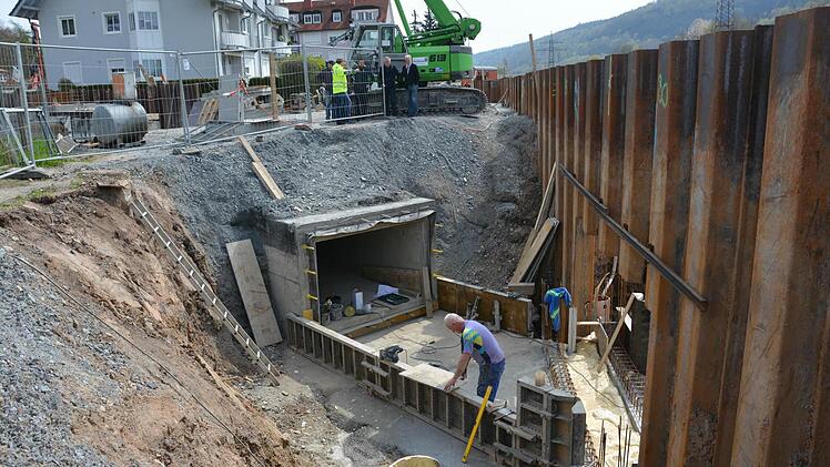 Eine eindrucksvolle Baustelle: Nahe der Pörbitscher Brücke wird das Regenüberlaufbecken durch die Spundwand des neuen Damms hindurch mit der Flutmulde verbunden. Foto: Dagmar Besand