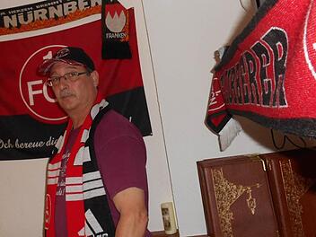 Einer von vielen in der Region: Gastwirt Horst Haas in seiner Club-Ecke mit den Club-Insignien und natürlich mit FCN-Fan-Utensilien Foto: Hanslok