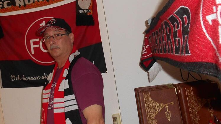 Einer von vielen in der Region: Gastwirt Horst Haas in seiner Club-Ecke mit den Club-Insignien und natürlich mit FCN-Fan-Utensilien Foto: Hanslok