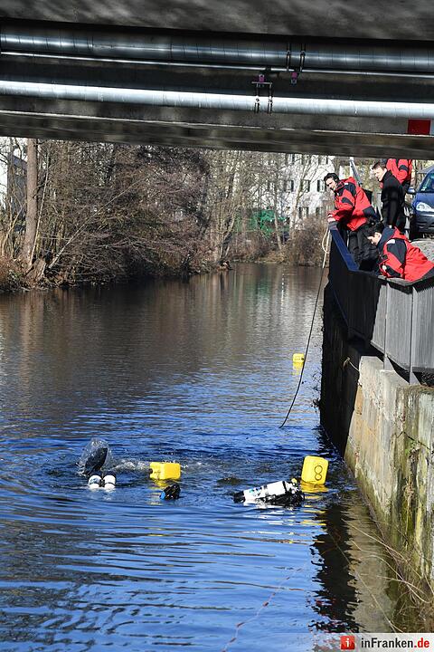 Nach Raubüberfall: Polizei und Taucher am alten Kanal in Bamberg