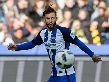 Marvin Plattenhardt und sein Verein Hertha BSC gehen rechtlich gegen ein Foto vor, das die AfD-Fraktion Berlin bei Twitter ver&ouml;ffentlicht hat. Foto: Soeren Stache/dpa