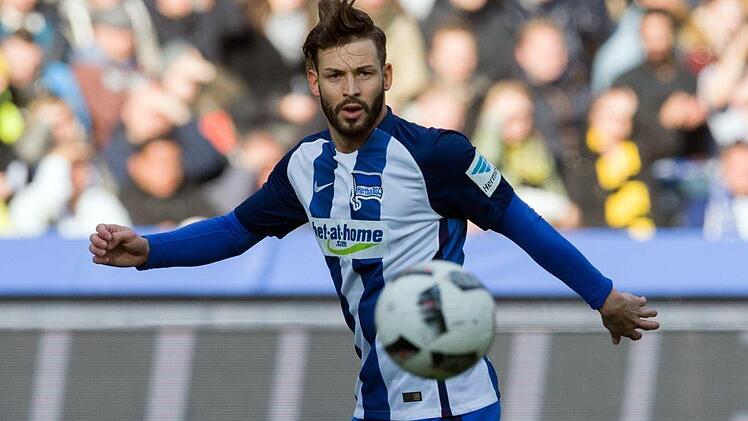 Marvin Plattenhardt und sein Verein Hertha BSC gehen rechtlich gegen ein Foto vor, das die AfD-Fraktion Berlin bei Twitter ver&ouml;ffentlicht hat. Foto: Soeren Stache/dpa