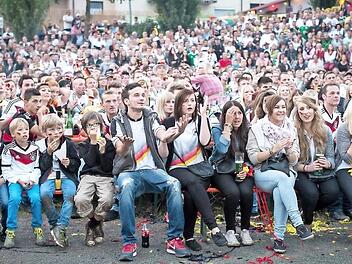 Fußballschauen im Freien (hier beim Sander Weinfest das Finale der WM 2014) hat sich bei Fußballturnieren etabliert. Im Kreis Haßberge dürfte heuer vor allem das Sportgelände des FC Haßfurt Anlaufstelle sein, wo Spiele auf Leinwand übertragen werden. Foto: Hendrik Steffens